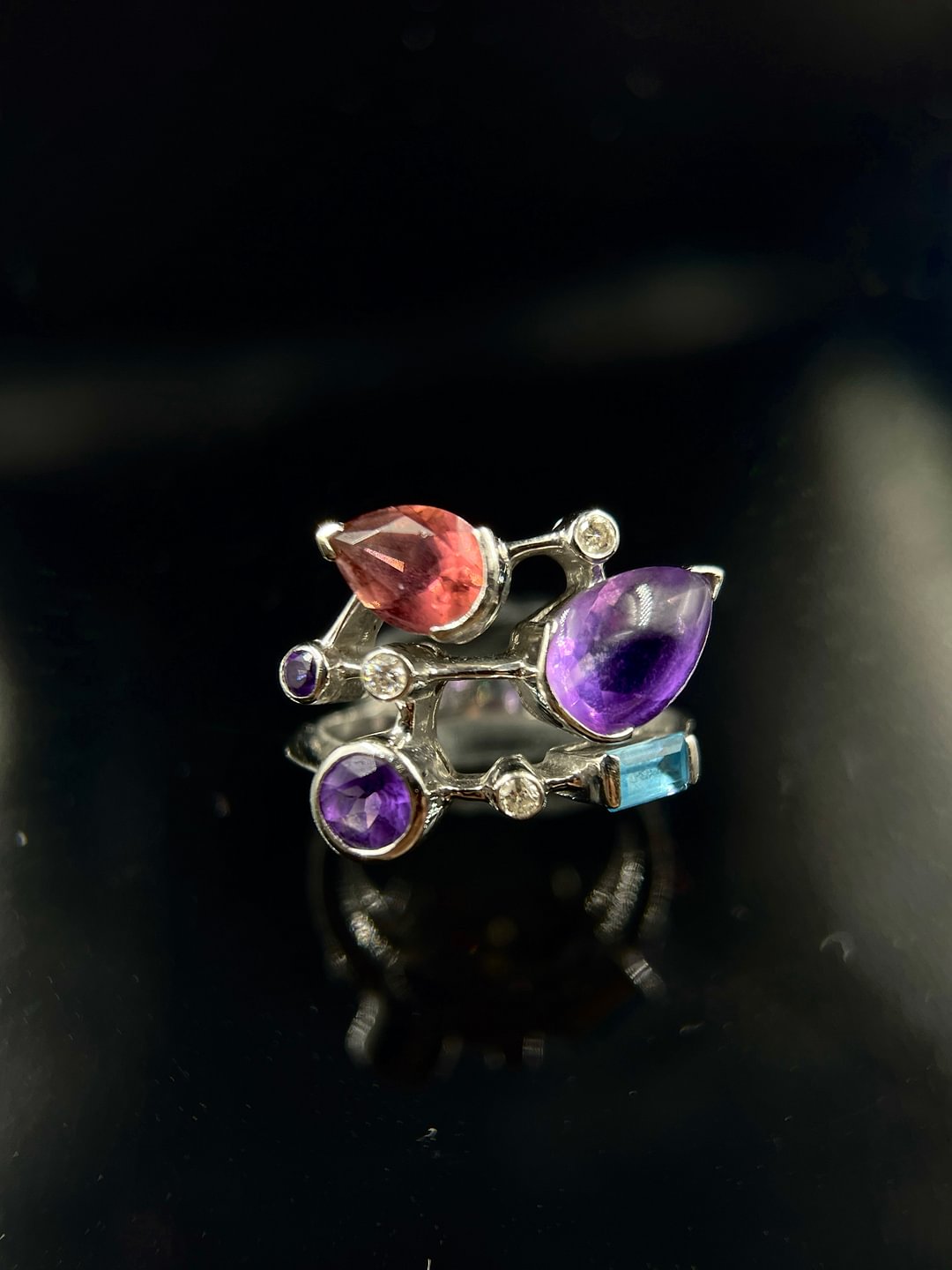 S051 宝格丽风格18k白金彩宝戒指，彩宝2.95ct，钻石0.03ct，11/50码-折扣