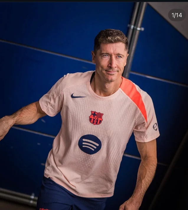 25/26 Barcelona pre-match training uniform player version