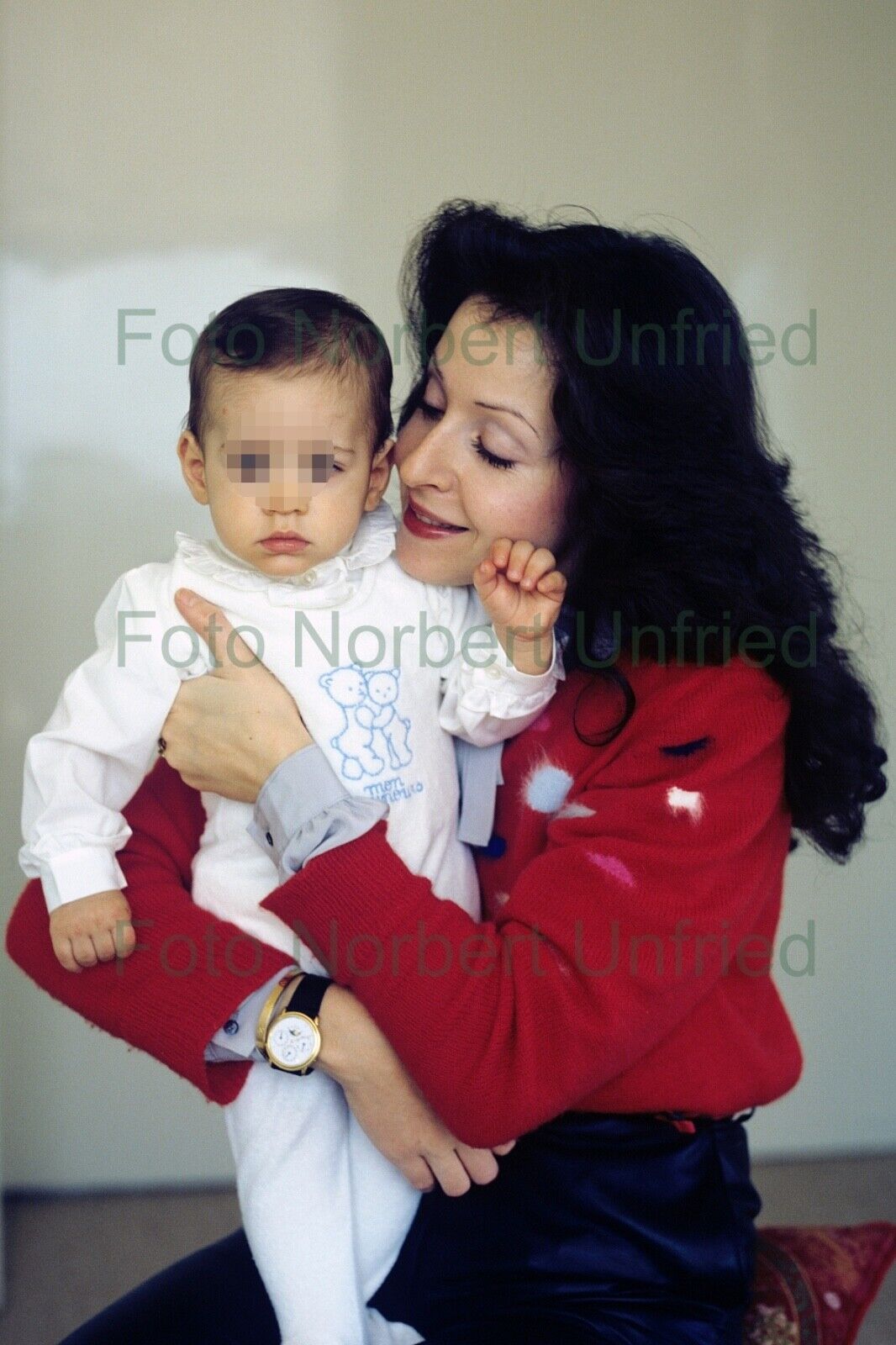 Vicky Leandros mit Kind - Foto 20 x 30 cm ohne Autogramm (Nr 2-336