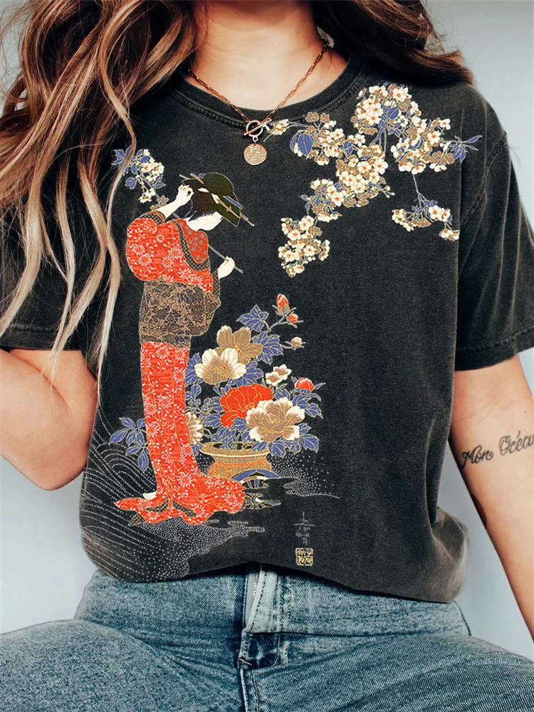 Elegant Japanese Geisha with Flowers Art Vintage T Shirt