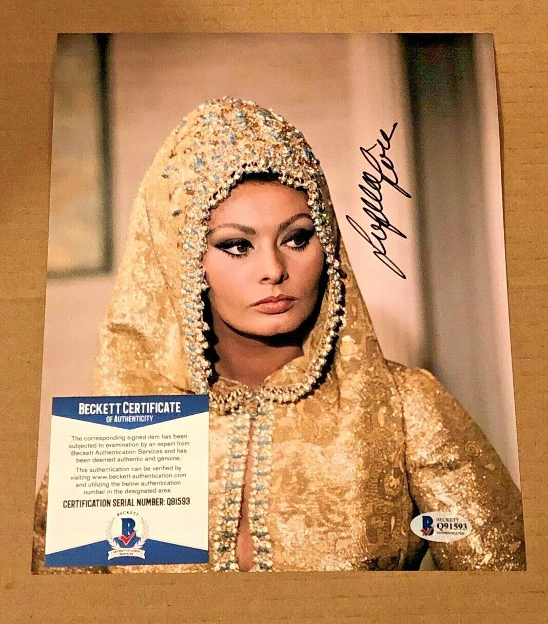 SOPHIA LOREN SIGNED 8X10 Photo Poster painting BECKETT CERTIFIED POSE 4