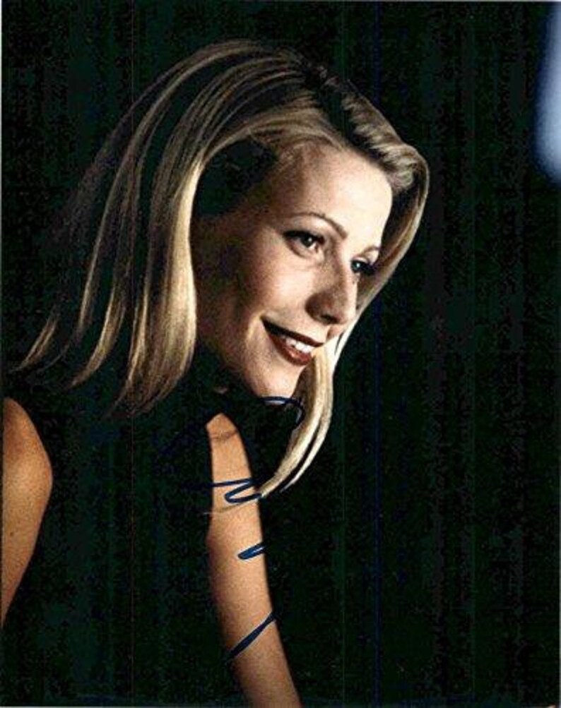 Gwyneth Paltrow Signed Autographed Glossy 8x10 Photo Poster painting - COA Matching Holograms