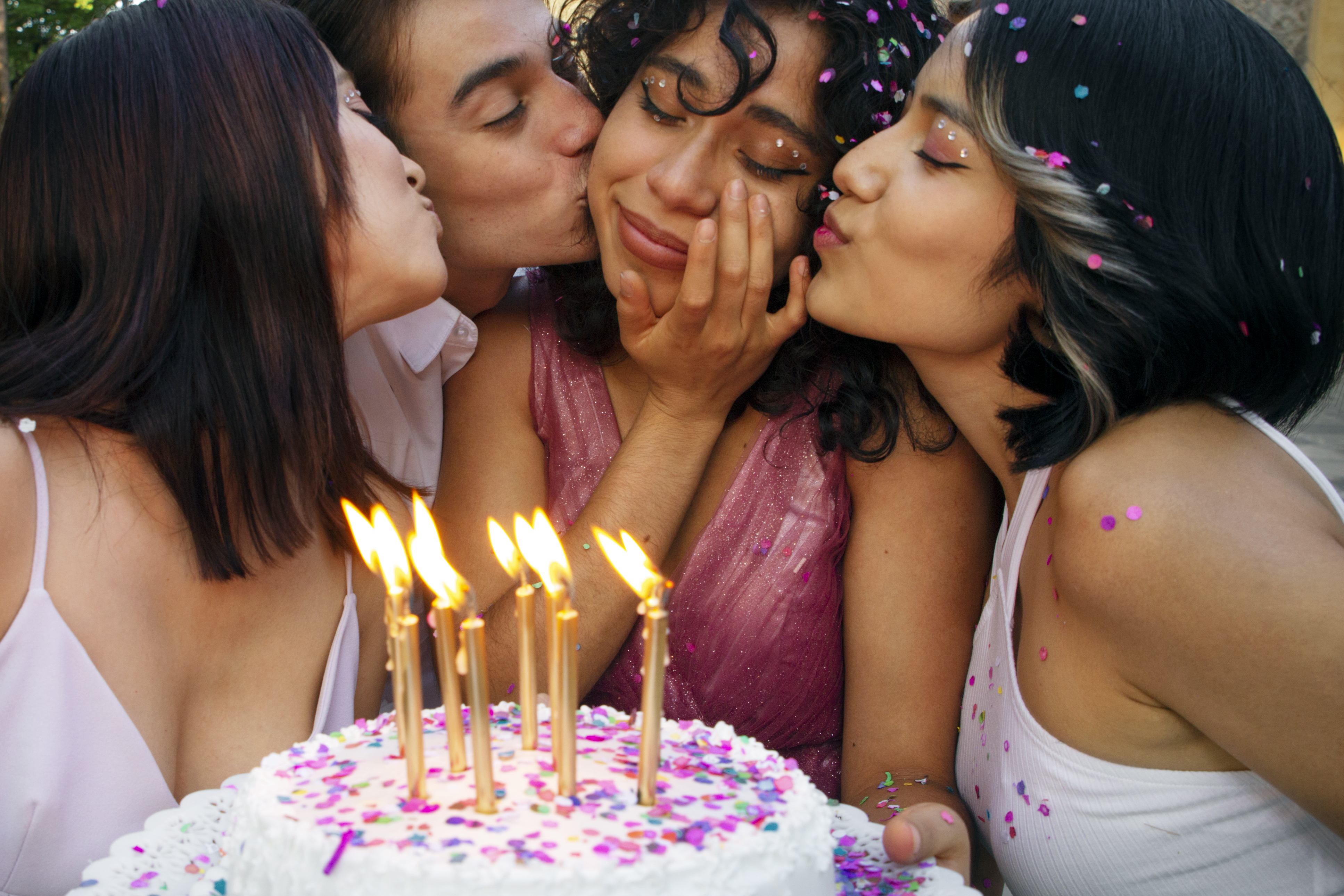 Questo set di braccialetti, destinato a celebrare l'amicizia e la connessione speciale tra amici, &egrave; ispirato al cielo notturno e alle sue meraviglie celestiali: il sole, la luna e le stelle. Ogni braccialetto &egrave; unico, ma insieme creano un insieme armonioso e significativo.

1. **Braccialetto Sole**: Questo braccialetto rappresenta la forza e la vitalit&agrave; dell'amicizia. La forma del sole evoca calore, energia e gioia. &Egrave; come un promemoria luminoso dei momenti felici e delle avventure condivise tra amici.

2. **Braccialetto Luna**: La forma di questo braccialetto &egrave; delicata e curva, come la luna nel cielo notturno. La luna &egrave; spesso associata all'aspetto pi&ugrave; tranquillo e riflessivo dell'amicizia. Rappresenta la calma e la serenit&agrave; che si trova nelle relazioni durature tra amici.

3. **Braccialetto Stelle**: Ogni braccialetto stella &egrave; adornato da piccole stelline scintillanti. Le stelle simboleggiano le memorie condivise, i segreti custoditi e le promesse fatte tra amici. Ogni stella brilla con il suo splendore unico, proprio come le qualit&agrave; speciali che ciascun amico porta al gruppo.

Questi braccialetti sono realizzati con materiali di alta qualit&agrave; per garantire una durata nel tempo, proprio come le amicizie autentiche. Possono essere indossati insieme o separatamente, a seconda del desiderio di esprimere la connessione tra amici o celebrare le loro individualit&agrave;.

Questi braccialetti sono un simbolo tangibile della vostra amicizia, un ricordo costante del vostro legame unico e della luce che ognuno di voi porta nella vita dell'altro, proprio come il sole, la luna e le stelle illuminano il cielo notturno.