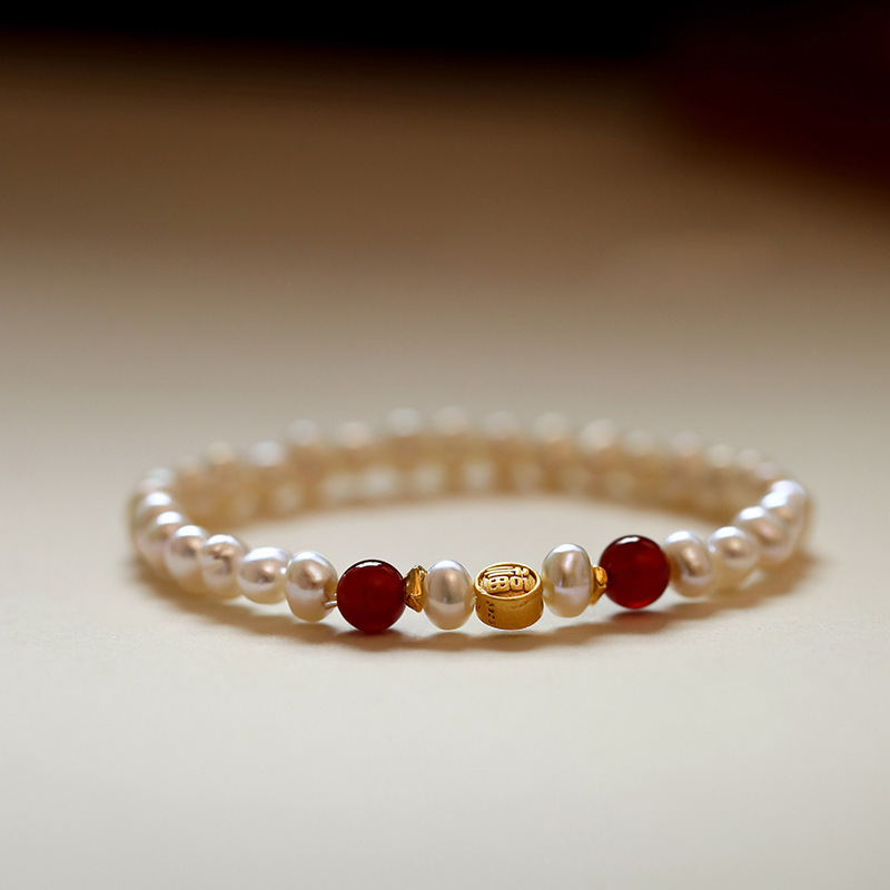 How to Choose the Perfect Bracelet: A Balance Between Simplicity and Personality