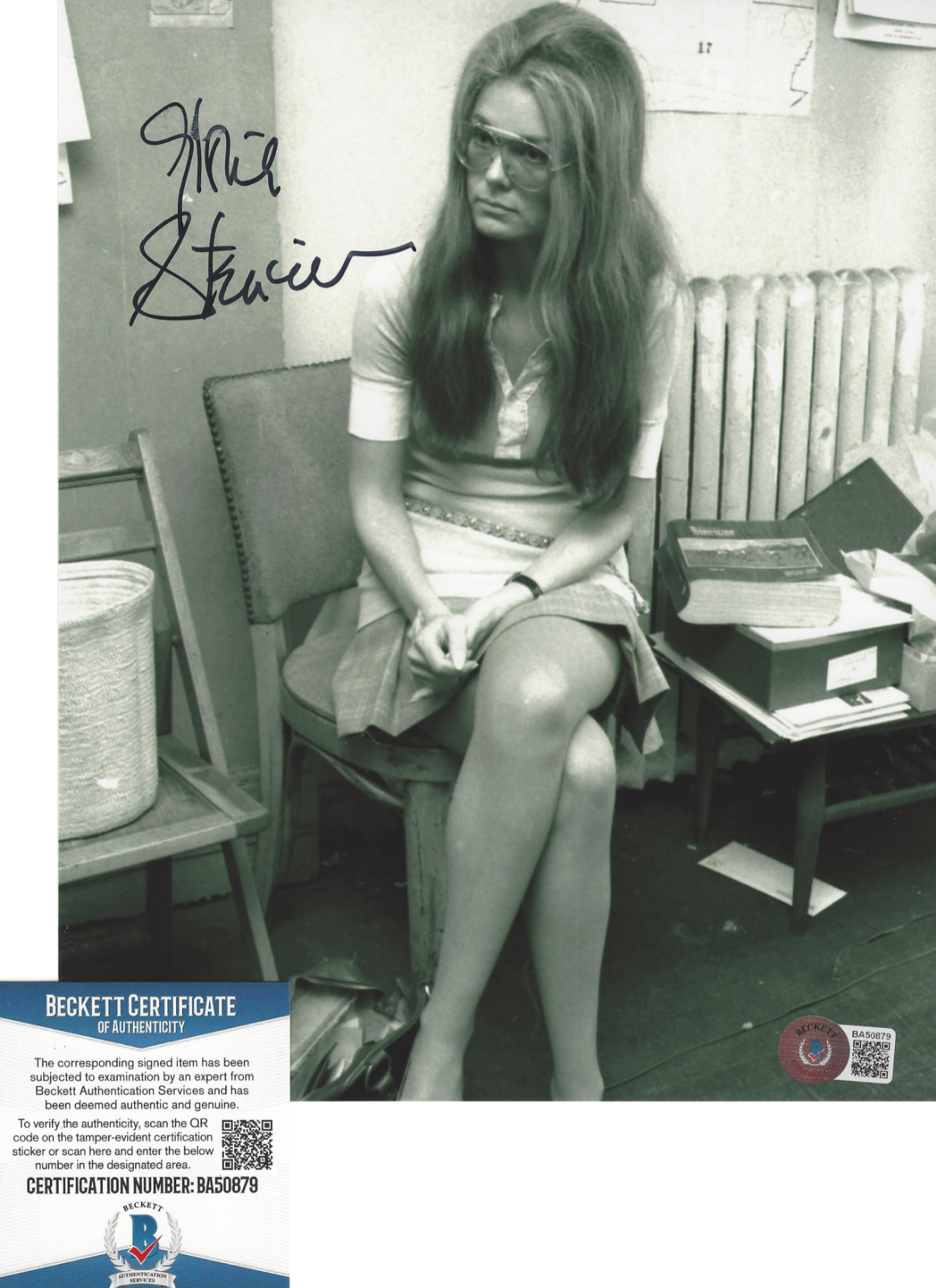 GLORIA STEINEM FEMINIST ACTIVIST ICON SIGNED 8x10 Photo Poster painting D4 PROOF BECKETT COA BAS