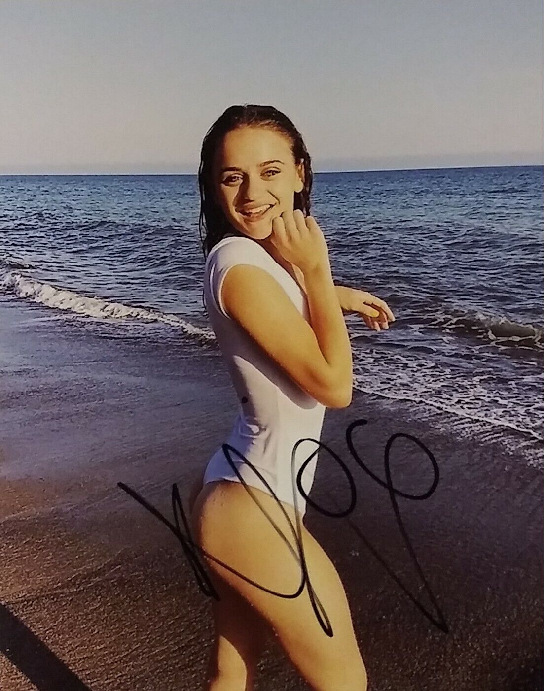 Joey King signed 8 x 10