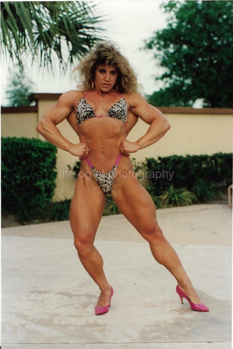 FEMALE BODYBUILDER 80's 90's FOUND Photo Poster painting Color MUSCLE GIRL Original EN 17 33 Q