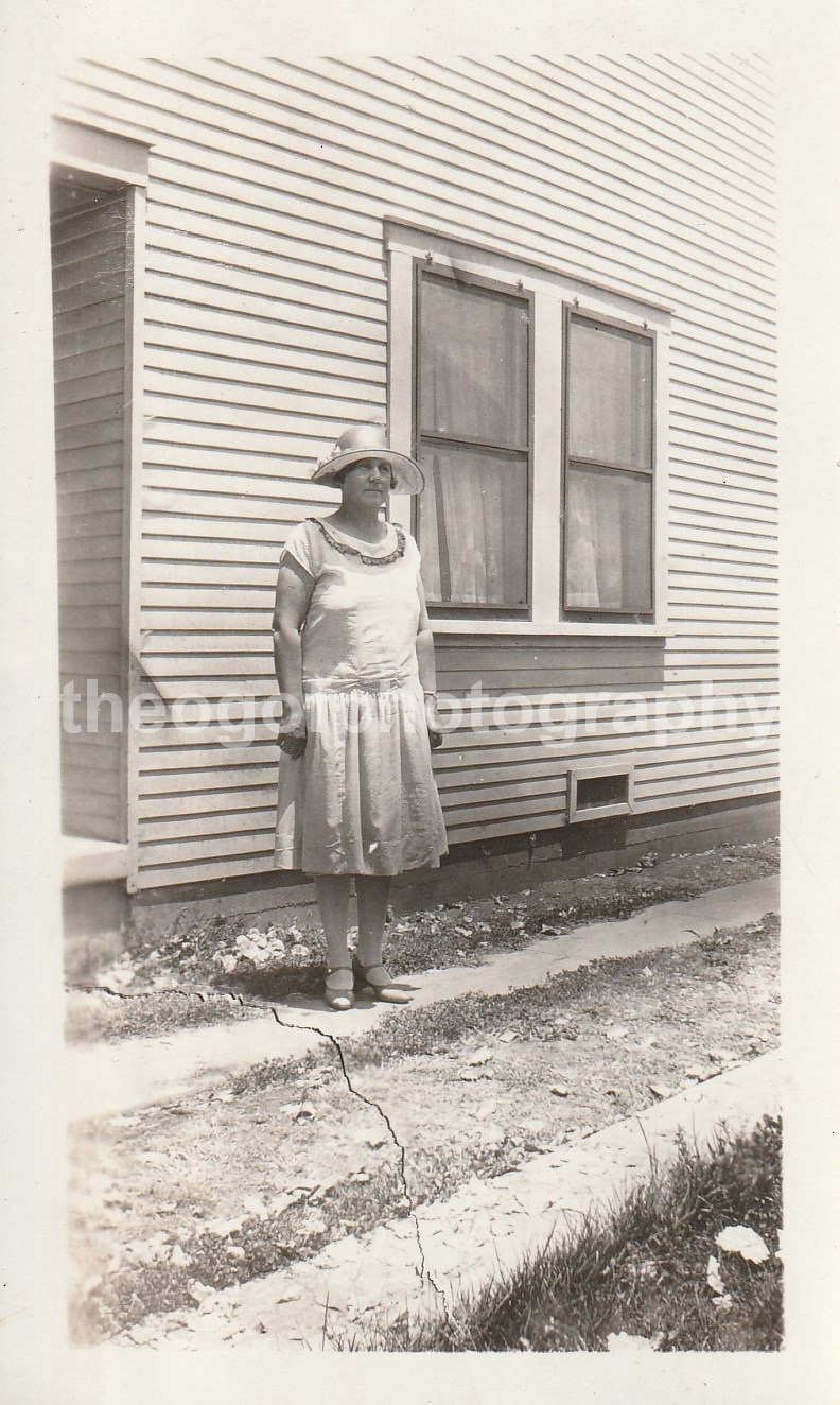 WOMAN FROM THE DAY Found Photo Poster painting BLACK and WHITEORIGINAL D 81 5