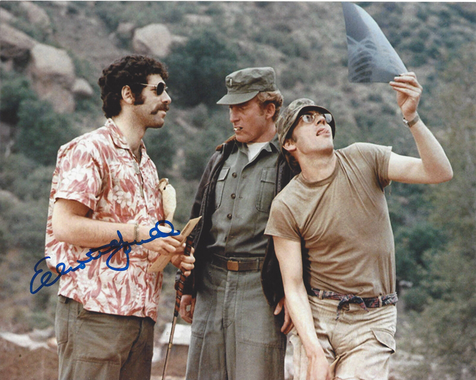 ELLIOTT GOULD SIGNED AUTHENTIC 'MASH' TRAPPER JOHN 8X10 Photo Poster painting B w/COA ACTOR