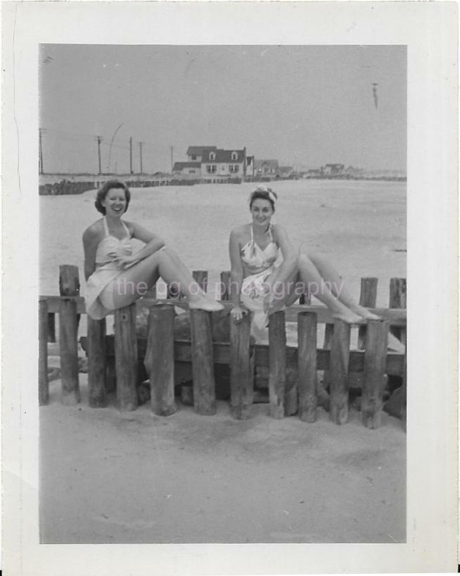 Vintage FOUND Photo Poster paintingGRAPH bw BEACH GIRLS Original Snapshot JD 19 39 C