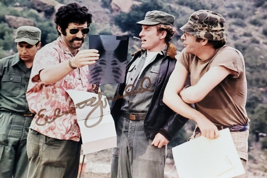 Elliott Gould Hand Signed Autograph Photo Poster painting Actor MASH Long Goodbye Friends