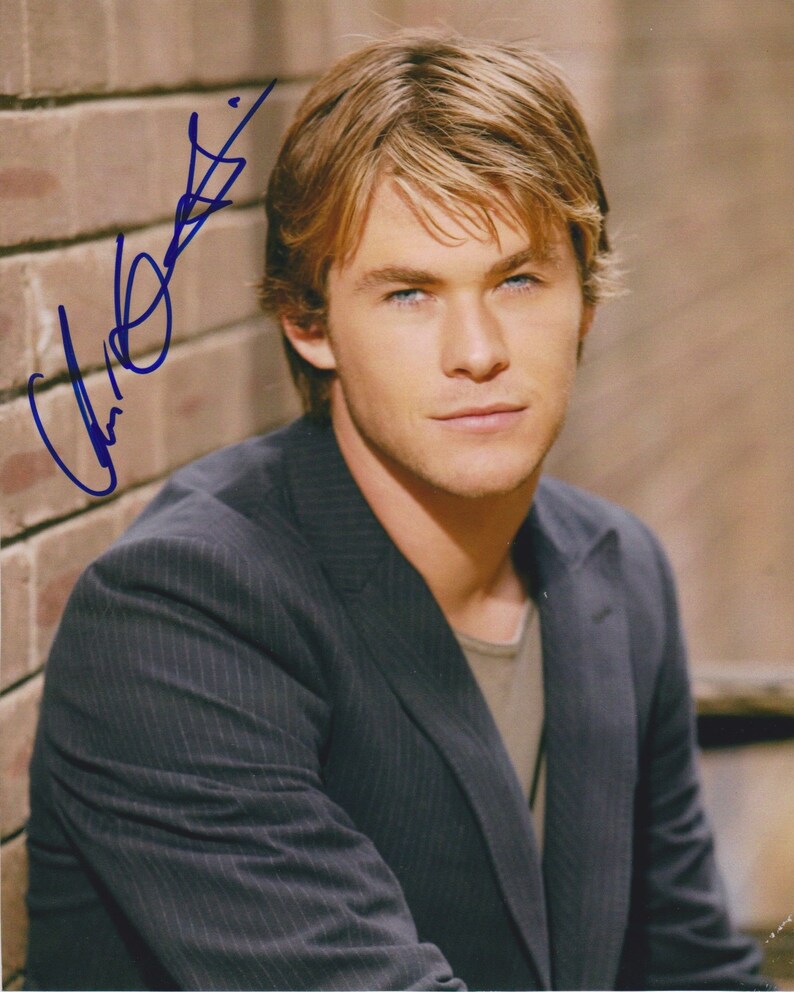 Chris Hemsworth Signed Autographed Glossy 8x10 Photo Poster painting - COA Matching Holograms