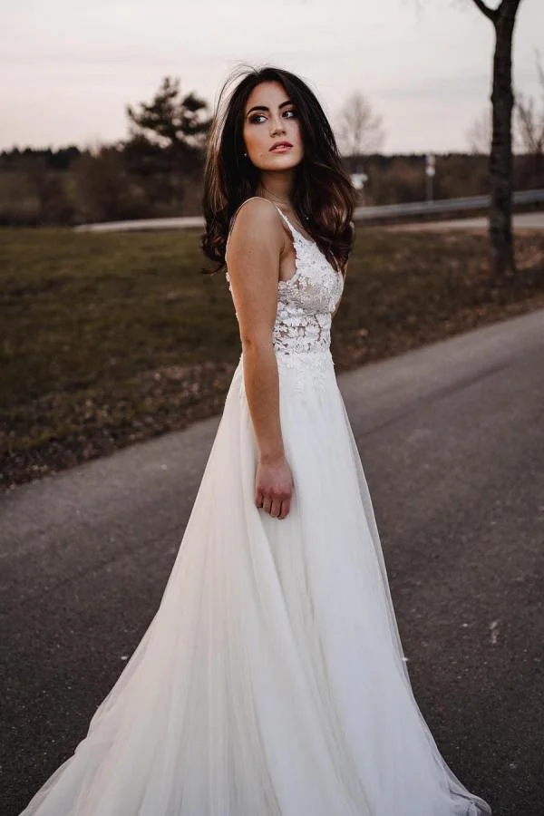 Modern Long V-neck Tulle A-line Wedding Dress With Appliques | Ballbellas Ballbellas