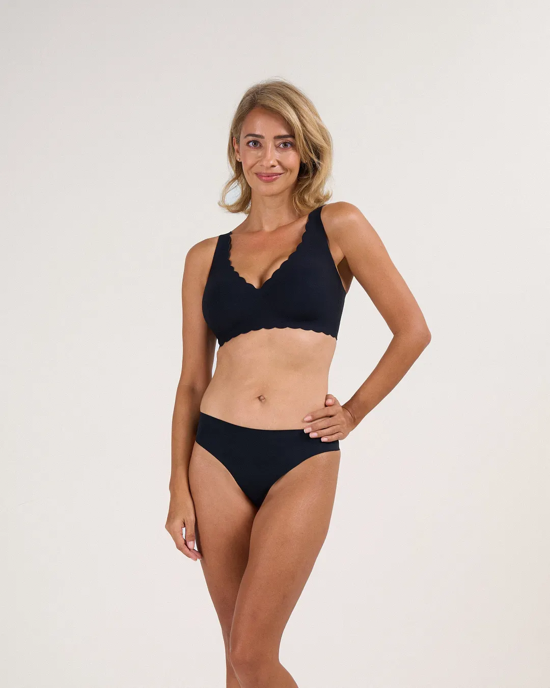 Scalloped Deep V Push-Up Seamless Wireless Jelly Bra