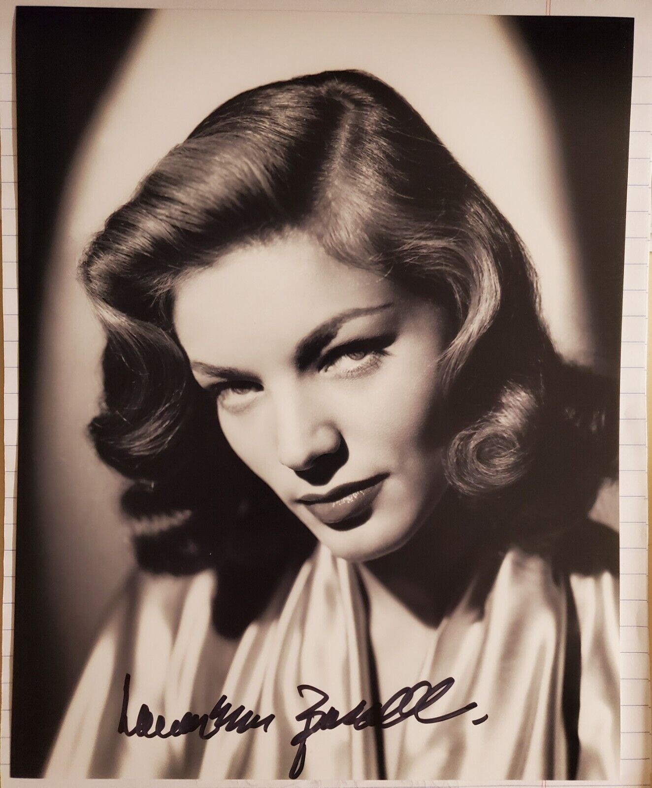 LAUREN BACALL SIGNED AUTOGRAPHED BW 8X10 Photo Poster painting STUNNING!!