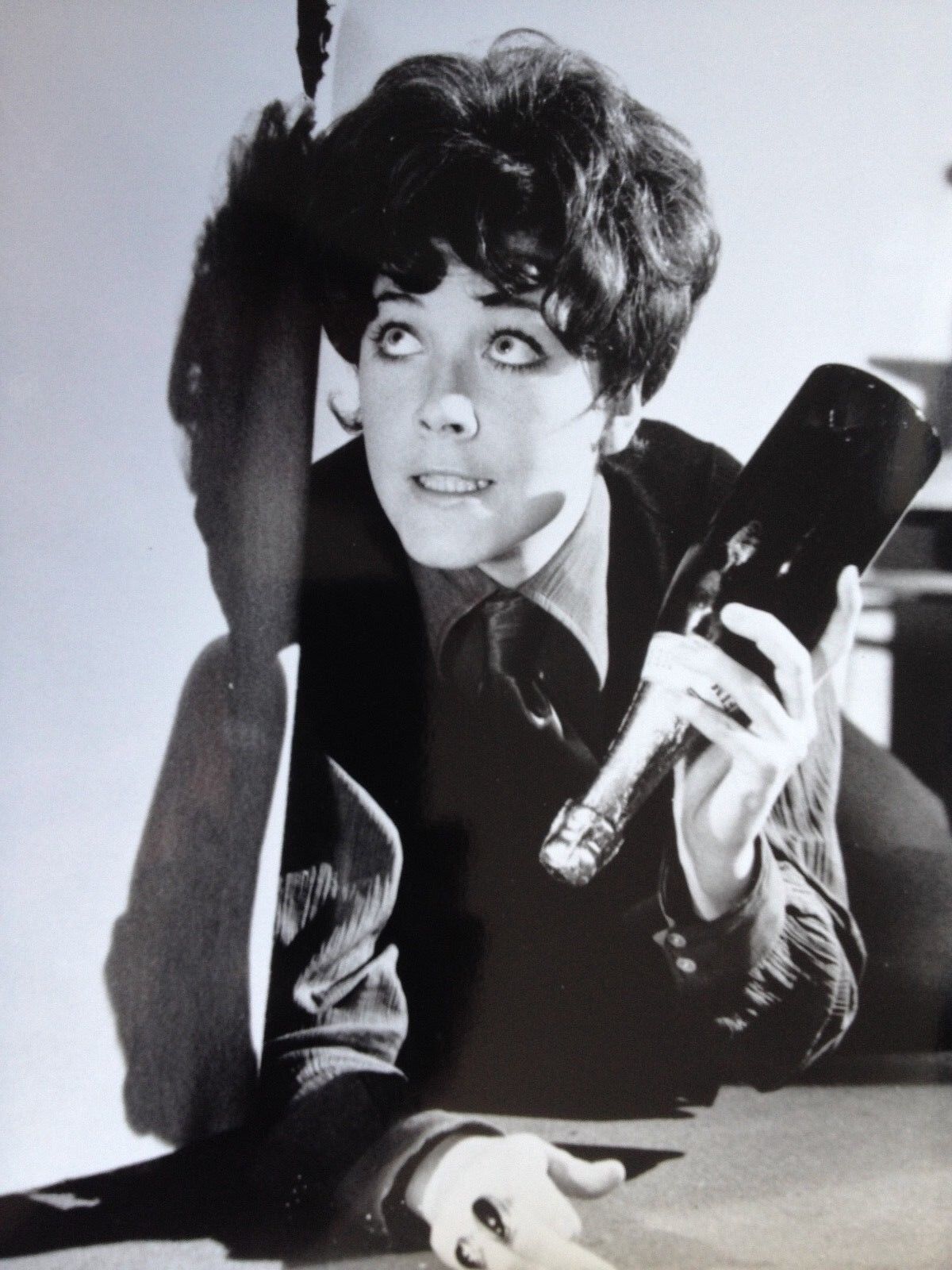 LINDA THORSON ( 29 ) - THE AVENGERS ACTRESS - BRILLIANT UNSIGNED B/W Photo Poster painting