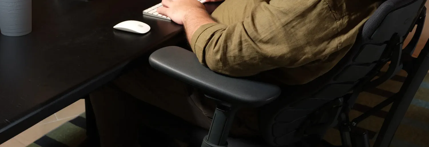 Wide-range adjustable ergonomic armrests