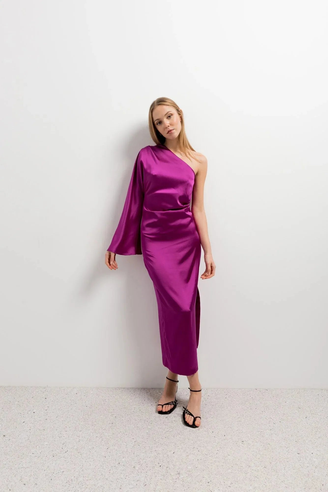 Robe asym&eacute;trique satin&eacute;e fuchsia