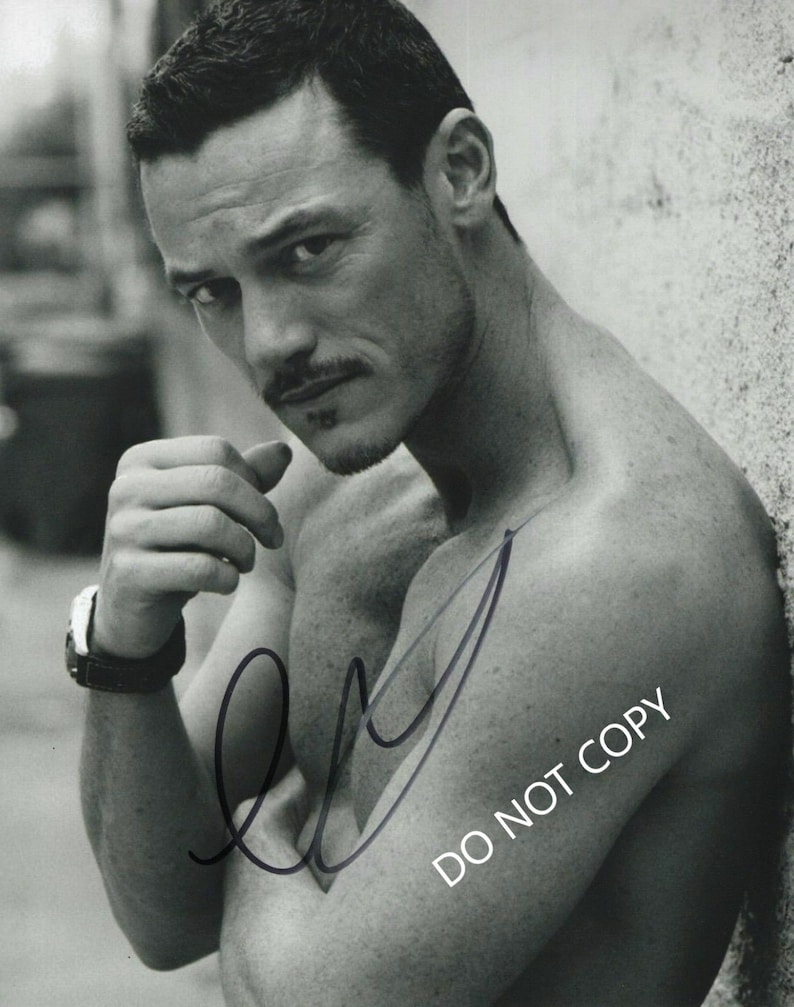 Luke Evans 8 x10 20x25 cm Autographed Hand Signed Photo Poster painting
