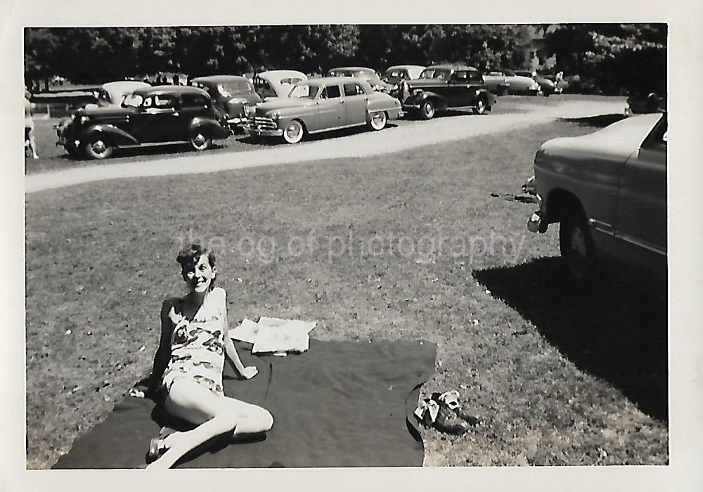 Vintage FOUND Photo Poster paintingGRAPH bw 40's 50's WOMAN Original Snapshot CARS 19 47 N