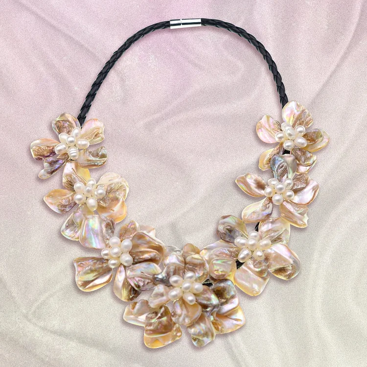 French black mother-of-pearl short necklace | Baroque pearl chain | Seven beautiful pearl flowers