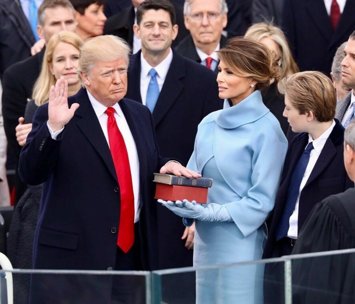 PRESIDENT DONALD & MELANIA TRUMP WHITE HOUSE SWEARING IN CEREMONY 8.5 X11 Photo Poster painting