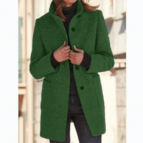 Eleganter wollmantel in verschiedenen farben, getragen von einem model mit verschränkten händen