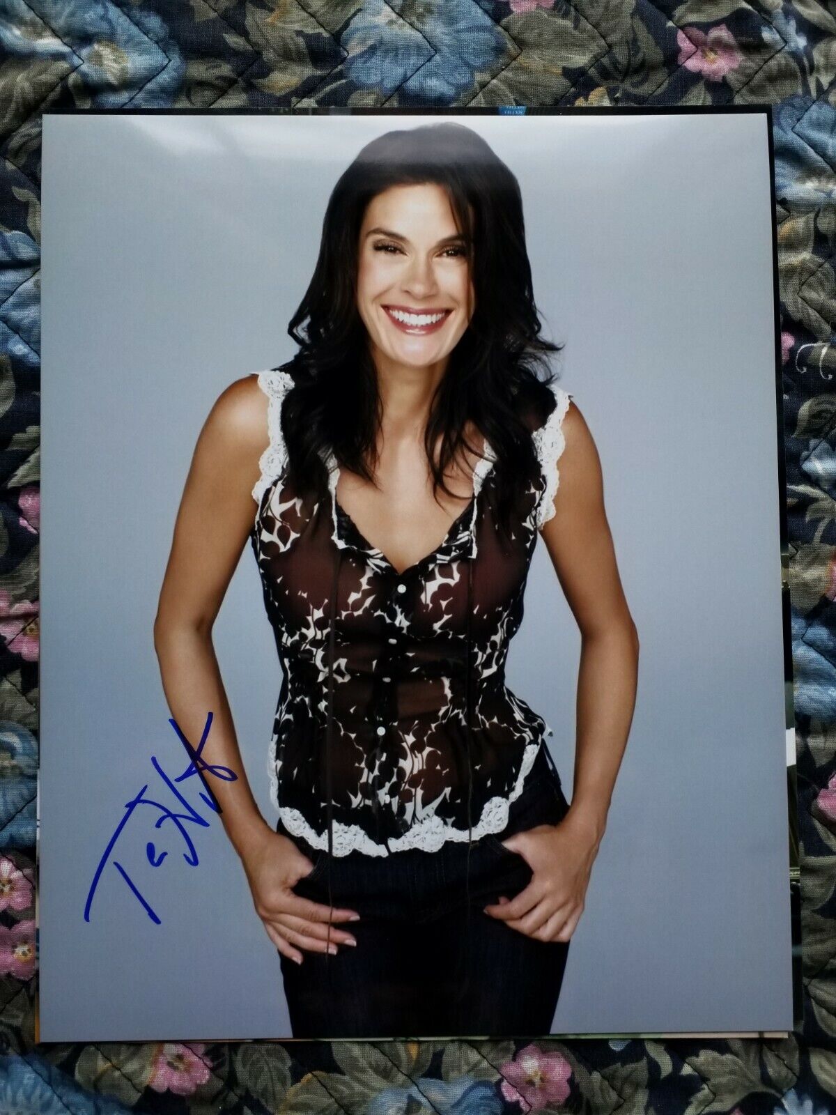 Autographed Teri Hatcher signed 8 x 10 Photo Poster painting Cute