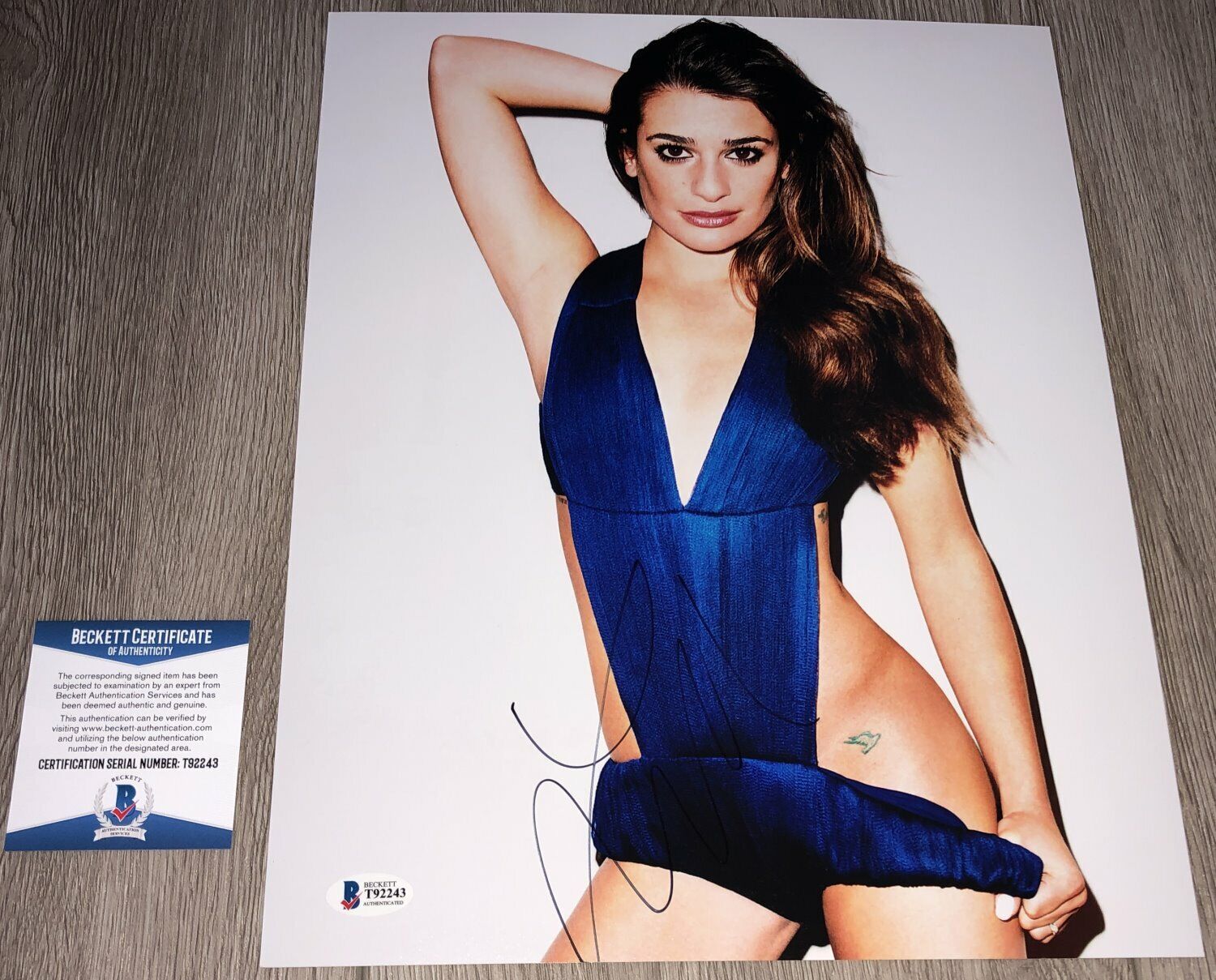 SEXY LEA MICHELE SIGNED GLEE SCREAM QUEENS 11x14 Photo Poster painting w/PROOF & BAS BECKETT COA