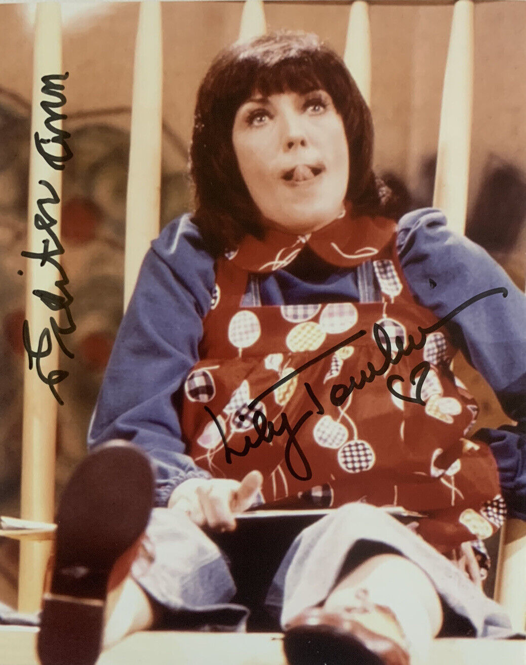 LILY TOMLIN HAND SIGNED 8x10 Photo Poster painting COMEDY ACTRESS AUTHENTIC AUTOGRAPH RARE COA