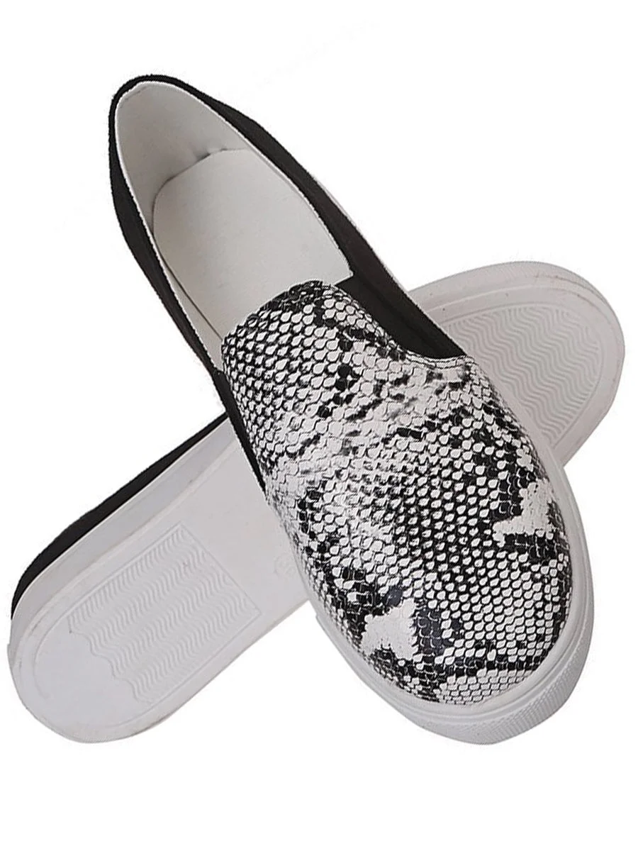 Leopard Printed Round Toe Flat Sneakers