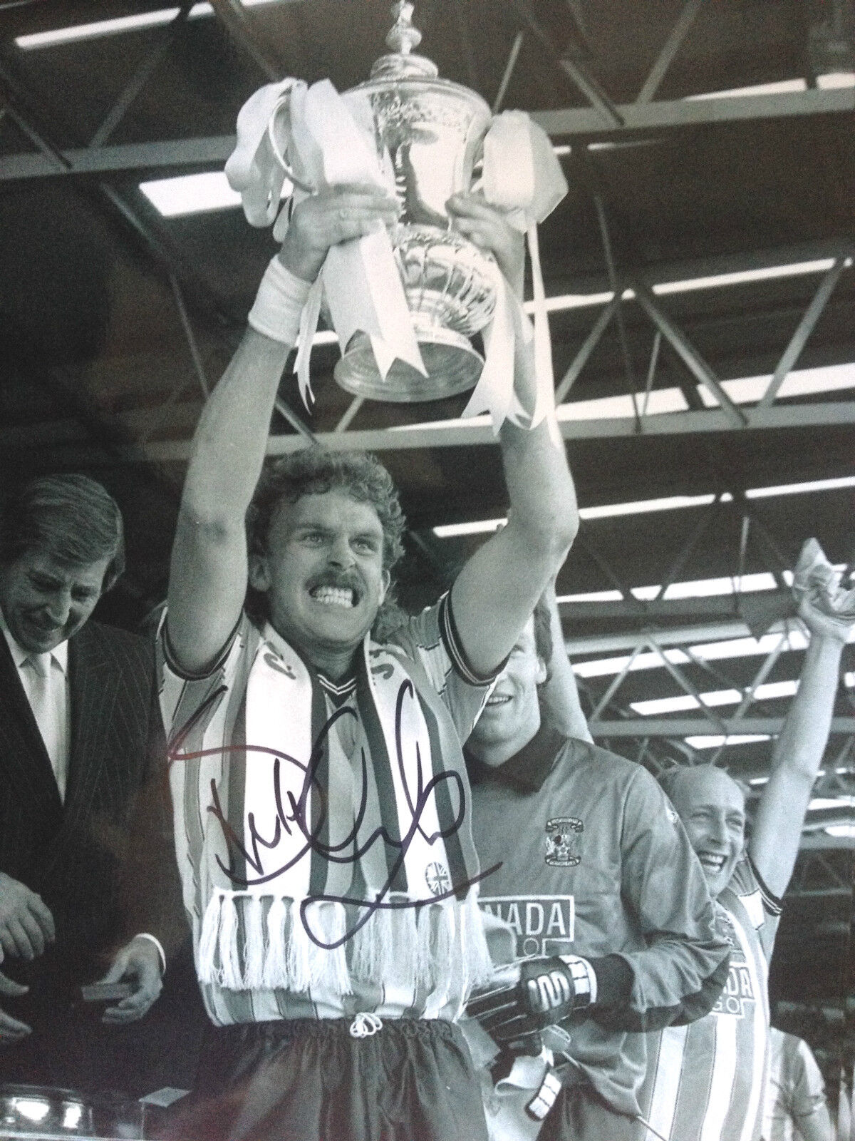 BRIAN KILCLINE - COVENTRY CITY LEGEND - SIGNED B/W CUP WINNING Photo Poster paintingGRAPH