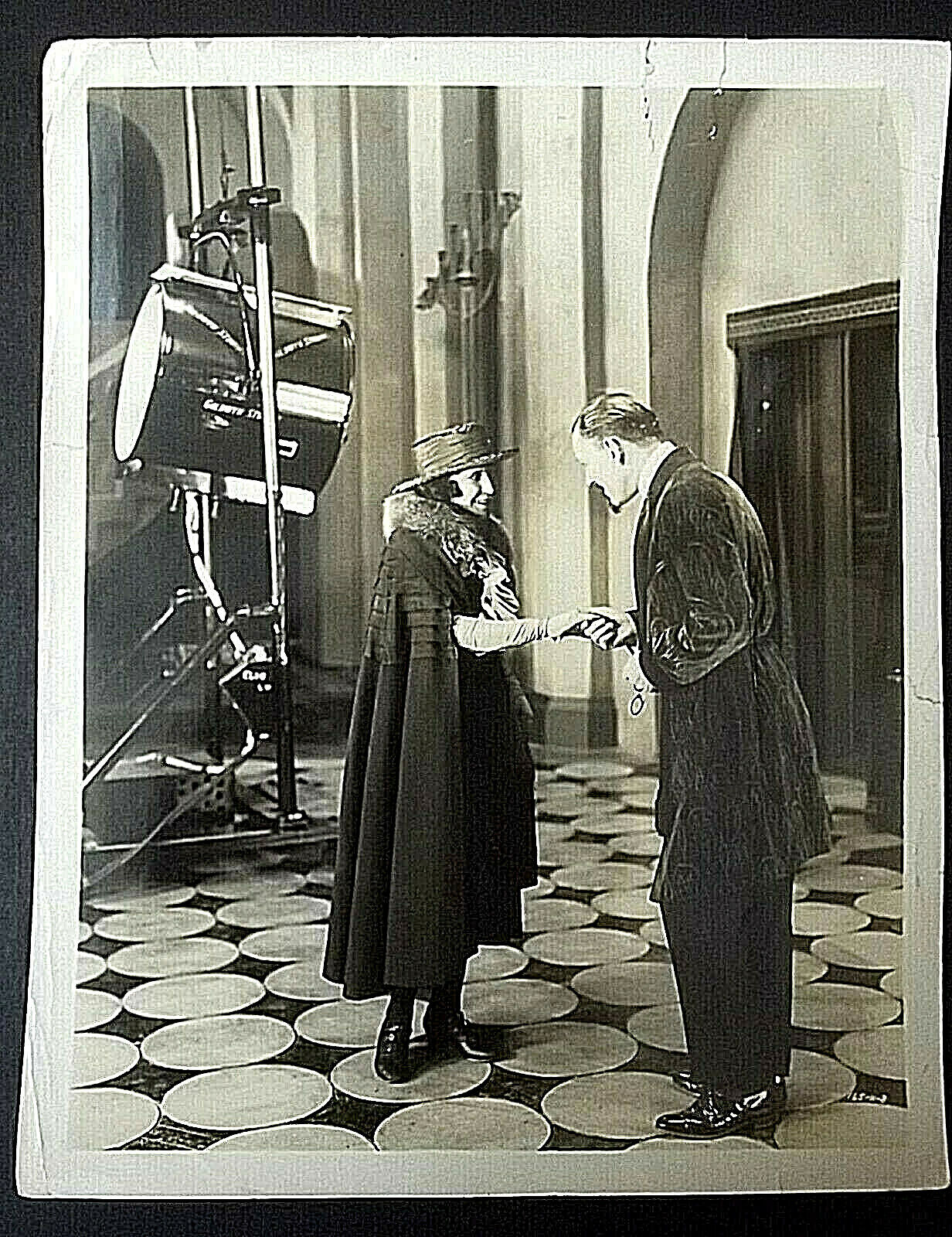 LON CHANEY: (ORIG,1920,S CANDID ON THE SET ORIG,VINTAGE Photo Poster painting)