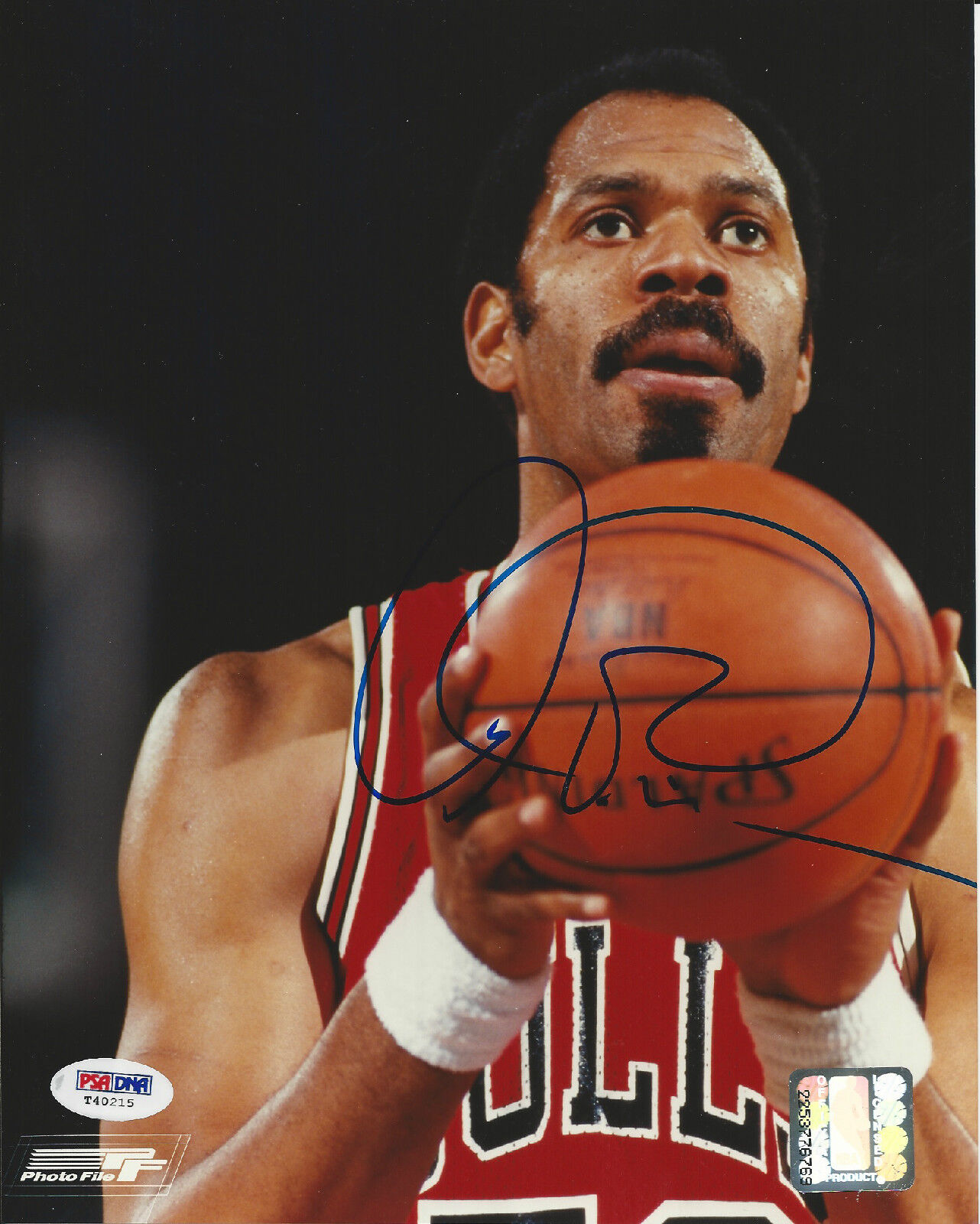 ARTIS GILMORE (Chicago BULLS) Signed 8 x10 Photo Poster painting with PSA COA