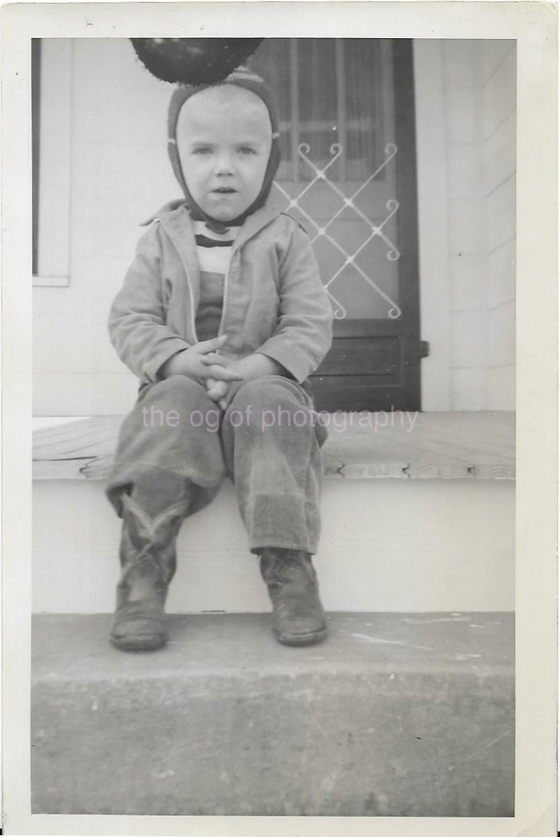 FOUND Photo Poster paintingGRAPH b&w 40′s 50′s Boy ORIGINAL 21 43 E