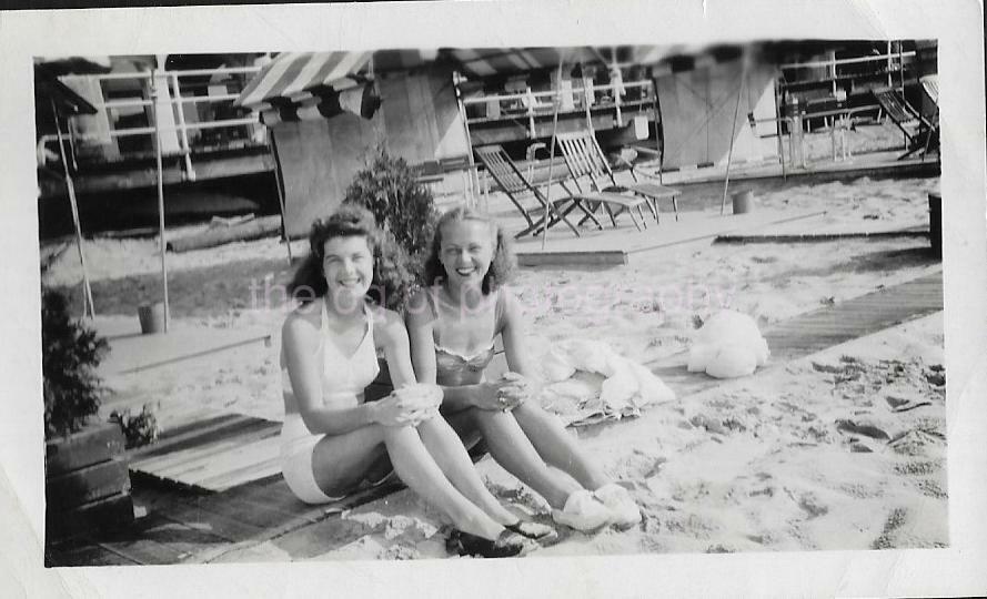 Vintage FOUND Photo Poster paintingGRAPH bw A DAY AT THE BEACH Original Snapshot JD 110 8 V