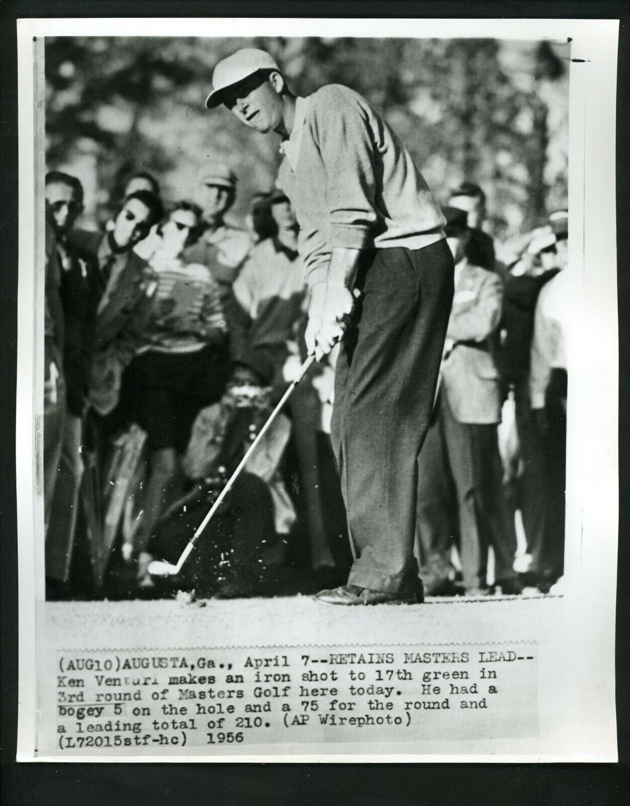 Ken Venturi chips to the 17th green during 1956 Masters Golf Press Photo Poster painting