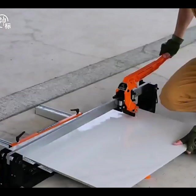 قاطع البلاط: شفرة سحب ودفع معايرة بالليزر عالية الدقة؛ الشفرة مصنوعة من سبيكة ويمكنها قطع بلاط مختلف يصل طوله إلى 1.2 متر.