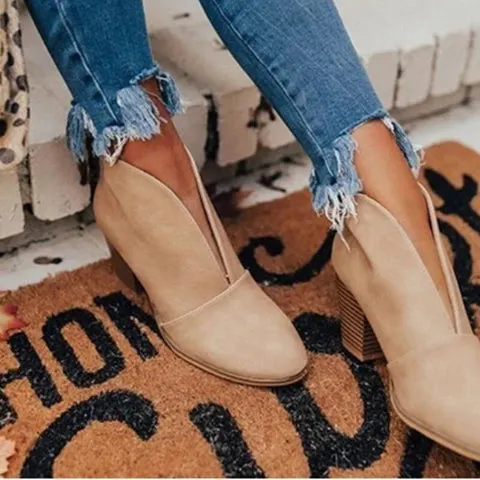 Khakifarbene Stiefeletten mit Absätzen