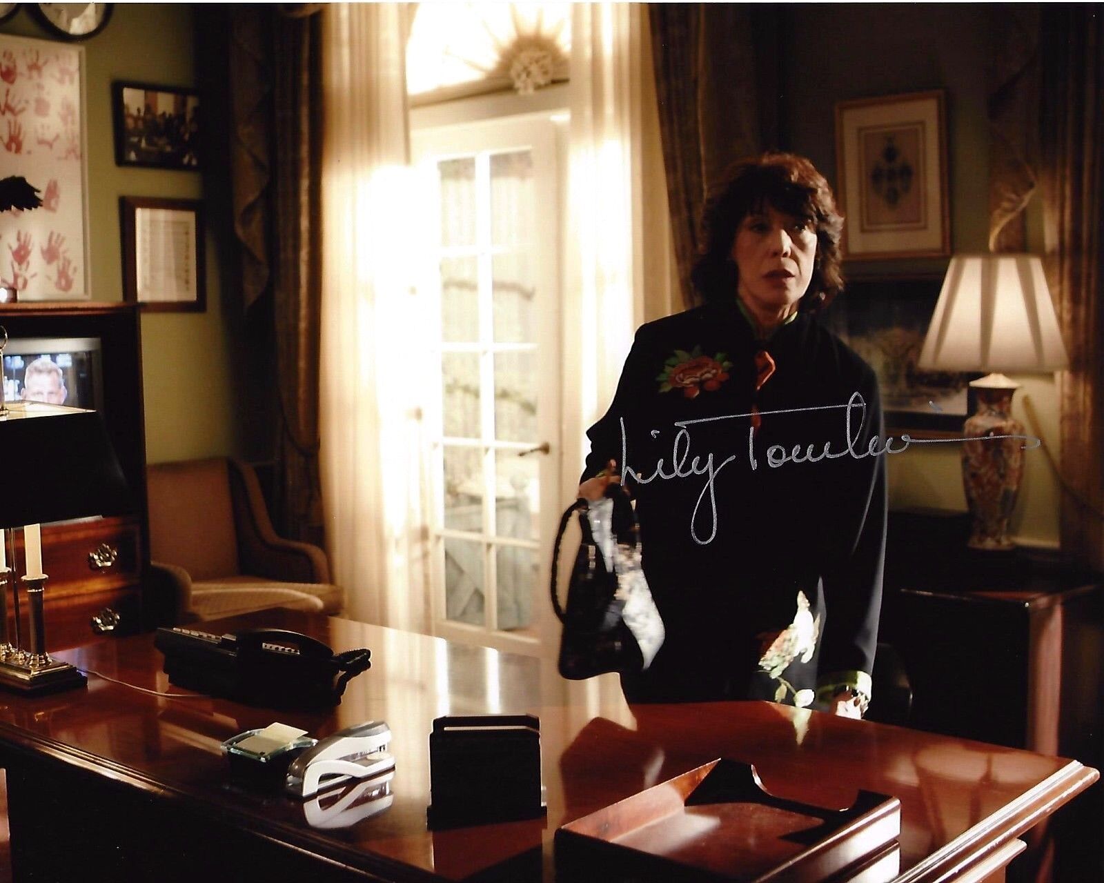 ACTRESS LILY TOMLIN HAND SIGNED THE WEST WING 8X10 Photo Poster painting B W/COA DEBBIE FIDERER