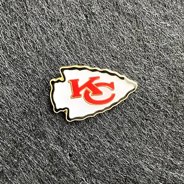 Foto del pin Escudo de Corazón Fuerte