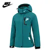 NIKE&reg; női sz&eacute;l- &eacute;s v&iacute;z&aacute;ll&oacute; kab&aacute;t l&eacute;g&aacute;teresztő GORE-TEX&reg; membr&aacute;nnal a meleg &eacute;s k&eacute;nyelmes viselet&eacute;rt.