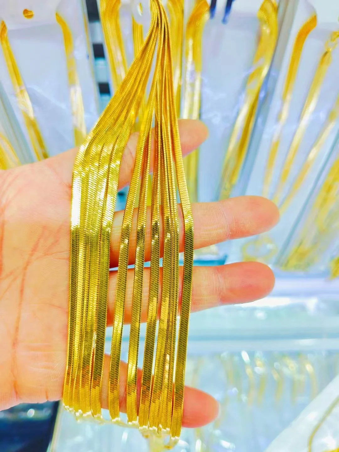 Interchangeable chains that can be worn as a minimalist necklace.