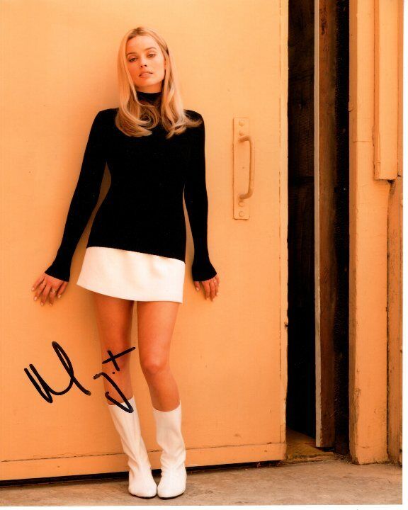 MARGOT ROBBIE signed 8x10 ONCE UPON A TIME IN HOLLYWOOD SHARON TATE Photo Poster painting