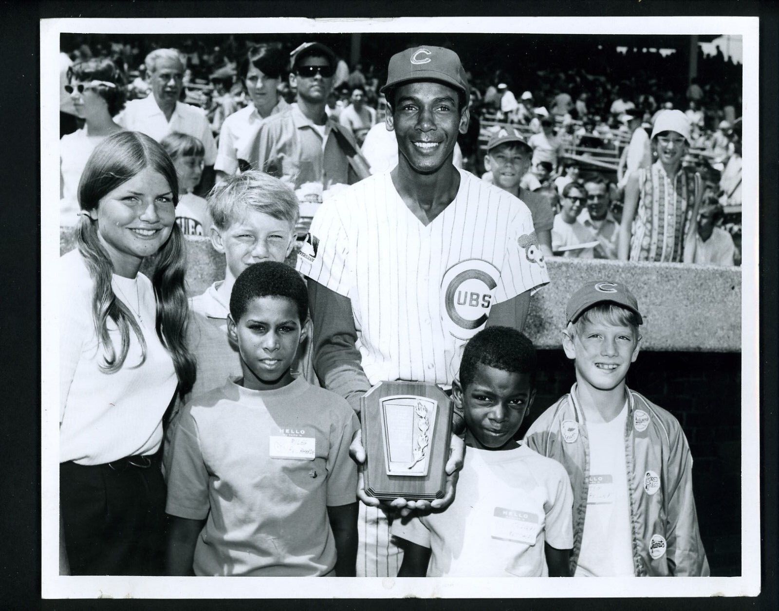 Ernie Banks receives award from CYO circa 1960 Press Original Photo Poster painting Chicago Cubs