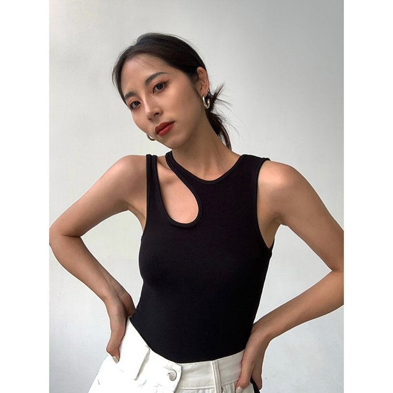 Brownm TWOTWINSTYLE Cut Out Skinny T Shirt For Women Round Neck Sleeveless Solid Slim Minimalist T Shirts Female Clothes Style New 2022