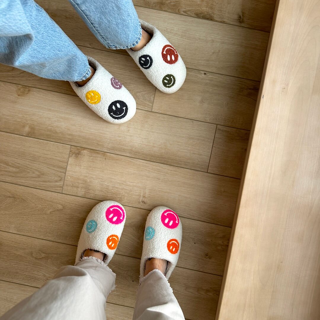 nordic_peace_colorful_happy_face_slides_slippers
