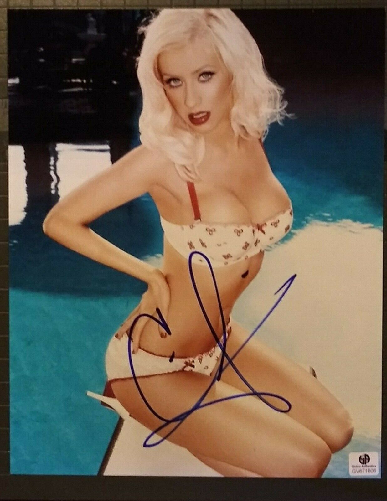 Christina Aguilera signed 8x10 COA GAI