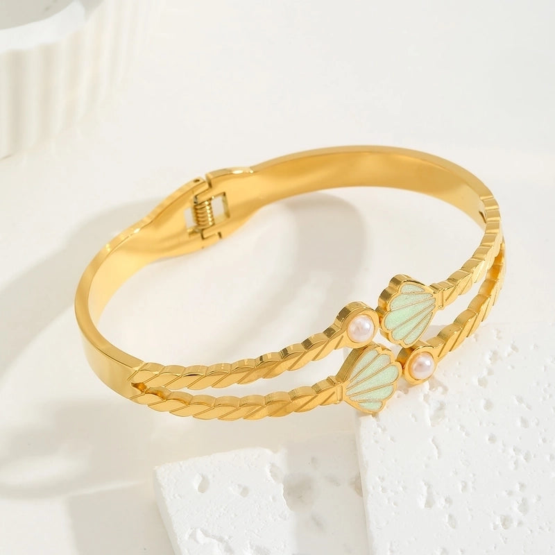 Minimalist Commute Scallop 304 Stainless Steel 18K Gold Plated Acrylic Imitation Pearl Bangle In Bulk