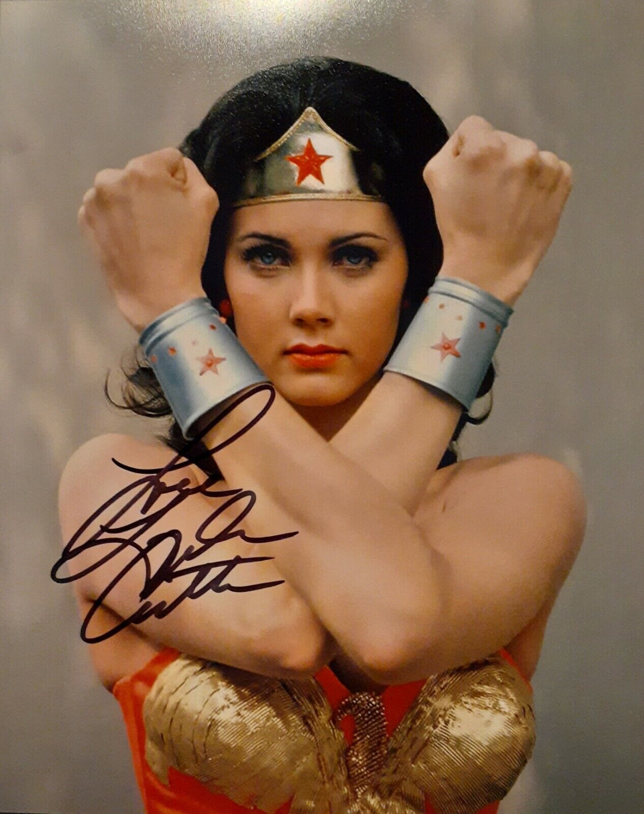 Lynda Carter signed 8x10